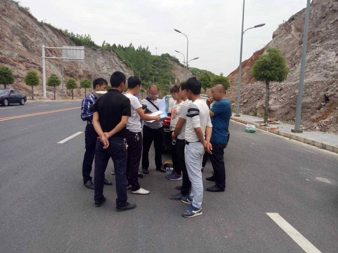  公司對(duì)銅我仁卷煙廠異地搬遷技改項(xiàng)目物流通道道路工程進(jìn)行道路面層鉆芯取樣檢測(cè)